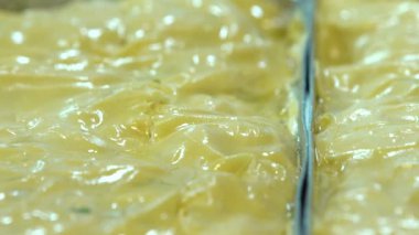 Geleneksel Türk yemekleri. Lezzetli Türk yemekleri; tepsi pastası; (Türkçe adı; Su boregi) Burek. Su Boregi 'yi yemek fabrikasında pişirmenin aşamaları. Yüksek kalite 4K video çekimi.