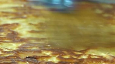 Geleneksel Türk yemekleri. Lezzetli Türk yemekleri; tepsi pastası; (Türkçe adı; Su boregi) Burek. Su Boregi 'yi yemek fabrikasında pişirmenin aşamaları. Yüksek kalite 4K video çekimi.