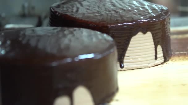 Cukiernik Robi Świeże Pyszne Ciasta Czekoladowe Komercyjnej Kuchni Ostatni Krok — Wideo stockowe