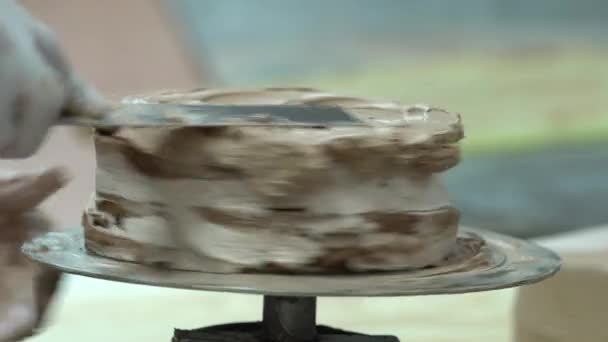 Pastelero Haciendo Deliciosos Pasteles Chocolate Frescos Cocina Comercial Último Paso — Vídeos de Stock