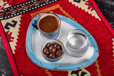 Geleneksel Türk kahvesi porselen bardakta, ahşap masada. Anadolu Geleneksel Sıcak ve Lezzetli Türk Kahvesi.