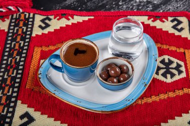 Geleneksel Türk kahvesi porselen bardakta, ahşap masada. Anadolu Geleneksel Sıcak ve Lezzetli Türk Kahvesi.