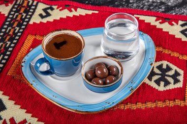 Geleneksel Türk kahvesi porselen bardakta, ahşap masada. Anadolu Geleneksel Sıcak ve Lezzetli Türk Kahvesi.