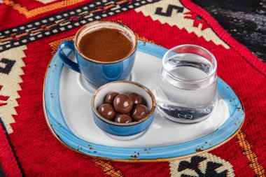 Geleneksel Türk kahvesi porselen bardakta, ahşap masada. Anadolu Geleneksel Sıcak ve Lezzetli Türk Kahvesi.