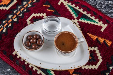 Geleneksel Türk kahvesi porselen bardakta, ahşap masada. Anadolu Geleneksel Sıcak ve Lezzetli Türk Kahvesi.