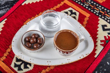 Geleneksel Türk kahvesi porselen bardakta, ahşap masada. Anadolu Geleneksel Sıcak ve Lezzetli Türk Kahvesi.