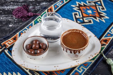 Geleneksel Türk kahvesi porselen bardakta, ahşap masada. Anadolu Geleneksel Sıcak ve Lezzetli Türk Kahvesi.