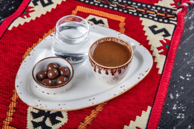 Geleneksel Türk kahvesi porselen bardakta, ahşap masada. Anadolu Geleneksel Sıcak ve Lezzetli Türk Kahvesi.