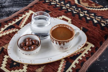 Geleneksel Türk kahvesi porselen bardakta, ahşap masada. Anadolu Geleneksel Sıcak ve Lezzetli Türk Kahvesi.