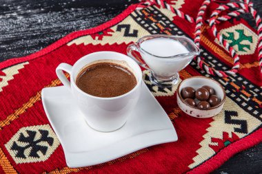 Geleneksel Türk kahvesi porselen bardakta, ahşap masada. Anadolu Geleneksel Sıcak ve Lezzetli Türk Kahvesi.