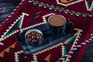 Geleneksel Türk kahvesi porselen bardakta, ahşap masada. Anadolu Geleneksel Sıcak ve Lezzetli Türk Kahvesi.