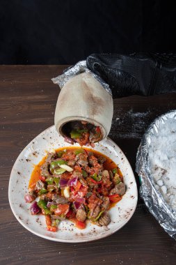 Geleneksel Türk mutfağı. Testi kebap, Türkiye 'de yerel yemek. Otantik Türk Testi kebabı toprak kabında pişirilmiş..