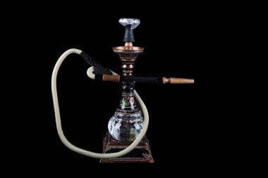 Siyah arka planda izole edilmiş modern pirinç nargilesi. tüm nesne kopyalama yapıştırıcısı