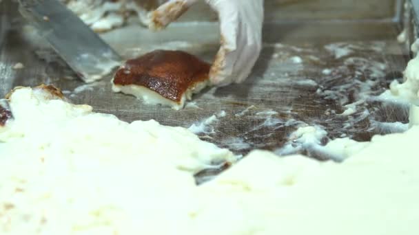 伝統的なトルコ料理デザートのカサンディビ ローストプディング 地元の名前 Kazandibi 食品工場でローストプディング生産プロセス 4Kビデオ撮影 — ストック動画