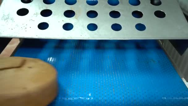 Ciasto Biszkoptowe Krojone Linii Produkcyjnej Fabryce Żywności Proces Produkcyjny Krojenia — Wideo stockowe