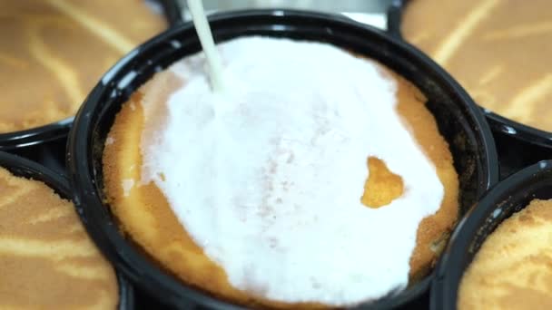 Tres Lechesデイリーデザートケーキ 蒸発した牛乳 重いクリームに浸したバターケーキにスポンジケーキ 食品工場の三重構造段階 4Kビデオ撮影 — ストック動画