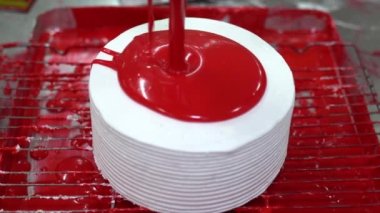 Pastanenin üretim sürecinde pastalar. Pastayı çilekli doğum günü pastasıyla süsleyin. Pasta şefi kek pişiriyor. Mutfak, pişirme konsepti. Kremalı pandispanya..