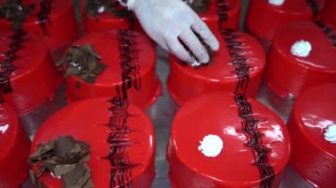 Pastanenin üretim sürecinde pastalar. Pastayı çilekli doğum günü pastasıyla süsleyin. Pasta şefi kek pişiriyor. Mutfak, pişirme konsepti. Kremalı pandispanya..