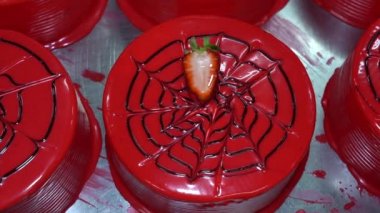 Pastanenin üretim sürecinde pastalar. Pastayı çilekli doğum günü pastasıyla süsleyin. Pasta şefi kek pişiriyor. Mutfak, pişirme konsepti. Kremalı pandispanya..