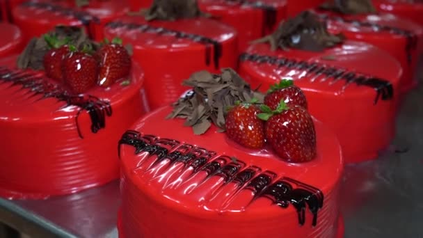 Taarten Het Productieproces Voor Patisserie Versier Taart Met Aardbeien Verjaardagstaart — Stockvideo