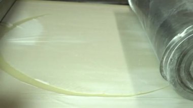 Food Factory otomatikman fillo hamur üretiyor. Hamur taşıyıcı, fillo ekmeği pişirme işlemi. 4K kalite video çekimi. Geleneksel, fillo hamuru (buğday unundan yapılır). yerel isim; Yufka.