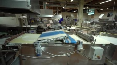 Food Factory otomatikman fillo hamur üretiyor. Hamur taşıyıcı, fillo ekmeği pişirme işlemi. 4K kalite video çekimi. Geleneksel, fillo hamuru (buğday unundan yapılır). yerel isim; Yufka.