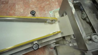 Food Factory otomatikman fillo hamur üretiyor. Hamur taşıyıcı, fillo ekmeği pişirme işlemi. 4K kalite video çekimi. Geleneksel, fillo hamuru (buğday unundan yapılır). yerel isim; Yufka.