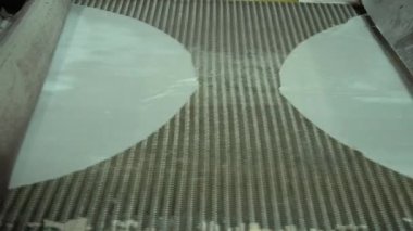 Food Factory otomatikman fillo hamur üretiyor. Hamur taşıyıcı, fillo ekmeği pişirme işlemi. 4K kalite video çekimi. Geleneksel, fillo hamuru (buğday unundan yapılır). yerel isim; Yufka.