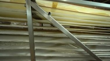 Food Factory otomatikman fillo hamur üretiyor. Hamur taşıyıcı, fillo ekmeği pişirme işlemi. 4K kalite video çekimi. Geleneksel, fillo hamuru (buğday unundan yapılır). yerel isim; Yufka.