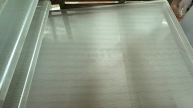 Food Factory otomatikman fillo hamur üretiyor. Hamur taşıyıcı, fillo ekmeği pişirme işlemi. 4K kalite video çekimi. Geleneksel, fillo hamuru (buğday unundan yapılır). yerel isim; Yufka.