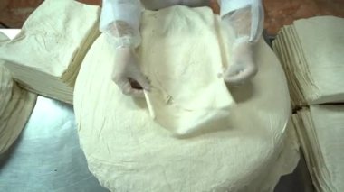 Food Factory otomatikman fillo hamur üretiyor. Hamur taşıyıcı, fillo ekmeği pişirme işlemi. 4K kalite video çekimi. Geleneksel, fillo hamuru (buğday unundan yapılır). yerel isim; Yufka.