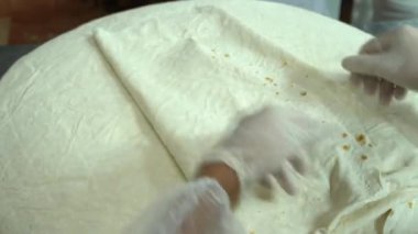 Food Factory otomatikman fillo hamur üretiyor. Hamur taşıyıcı, fillo ekmeği pişirme işlemi. 4K kalite video çekimi. Geleneksel, fillo hamuru (buğday unundan yapılır). yerel isim; Yufka.