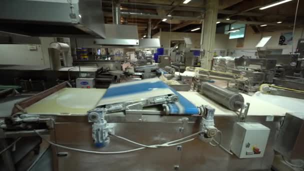 Пищевая Фабрика Производит Автоматическое Производство Филлотеста Конвейер Теста Процесс Выпечки — стоковое видео