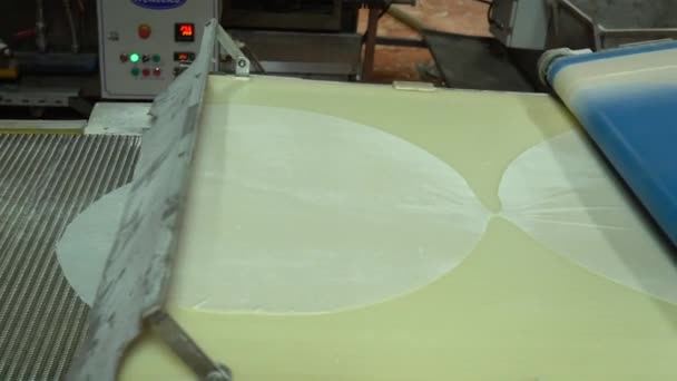Food Factory Automatikusan Gyárt Phyllo Tésztát Tésztaszállítmány Filós Kenyér Sütési — Stock videók
