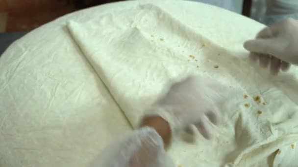 食品工場は フィロ生地の自動生産を行います 生地コンベア フィロパンのベーキングプロセス 4K品質のビデオ撮影 伝統的な フィロ生地 小麦粉から作られた 地元の名前 ユフカ — ストック動画