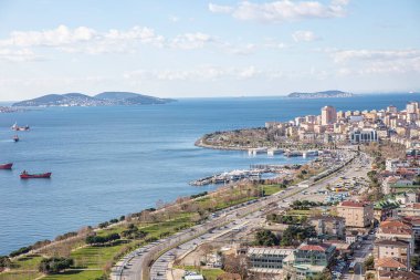 İstanbul Anadolu kıyıları, adalar ve Marmara Denizi. Kartal sahili, modern binalar ve İstanbul 'daki IstMarina Alışveriş Merkezi' nden konut manzarası. Mimari Kavram.