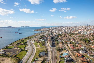 İstanbul Anadolu kıyıları, adalar ve Marmara Denizi. Kartal sahili, modern binalar ve İstanbul 'daki IstMarina Alışveriş Merkezi' nden konut manzarası. Mimari Kavram.