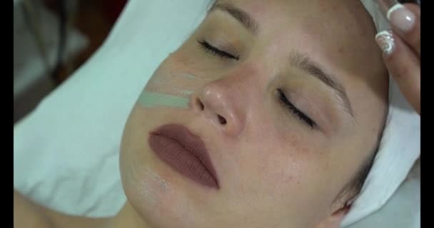 Brillante Pelle Del Viso Una Giovane Donna Clinica Cosmetologia Procedure — Video Stock