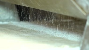 Geleneksel Türk yemekleri. Lezzetli Türk yemekleri; tepsi pastası; (Türkçe adı; Su boregi) Burek. Su Boregi 'yi yemek fabrikasında pişirmenin aşamaları. Yüksek kalite 4K video çekimi.