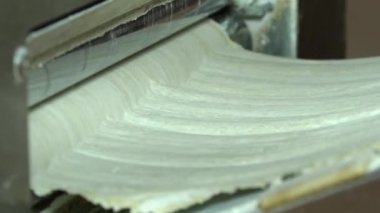 Geleneksel Türk yemekleri. Lezzetli Türk yemekleri; tepsi pastası; (Türkçe adı; Su boregi) Burek. Su Boregi 'yi yemek fabrikasında pişirmenin aşamaları. Yüksek kalite 4K video çekimi.