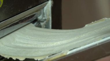 Geleneksel Türk yemekleri. Lezzetli Türk yemekleri; tepsi pastası; (Türkçe adı; Su boregi) Burek. Su Boregi 'yi yemek fabrikasında pişirmenin aşamaları. Yüksek kalite 4K video çekimi.