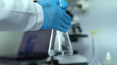 Laboratuvarda gıda numunesi üzerinde kalite kontrol uzmanı teftişi. Kalite kontrol laboratuvarında yumurtalar. Gıda laboratuarında numunelerle bilim ekibi.