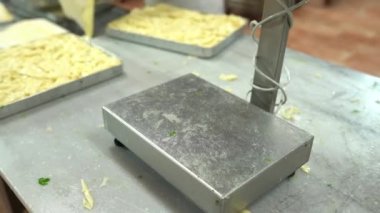 Geleneksel Türk yemekleri. Lezzetli Türk yemekleri; tepsi pastası; (Türkçe adı; Su boregi) Burek. Su Boregi 'yi yemek fabrikasında pişirmenin aşamaları. Yüksek kalite 4K video çekimi.