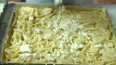 Geleneksel Türk yemekleri. Lezzetli Türk yemekleri; tepsi pastası; (Türkçe adı; Su boregi) Burek. Su Boregi 'yi yemek fabrikasında pişirmenin aşamaları. Yüksek kalite 4K video çekimi.
