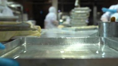 Geleneksel Türk yemekleri. Lezzetli Türk yemekleri; tepsi pastası; (Türkçe adı; Su boregi) Burek. Su Boregi 'yi yemek fabrikasında pişirmenin aşamaları. Yüksek kalite 4K video çekimi.