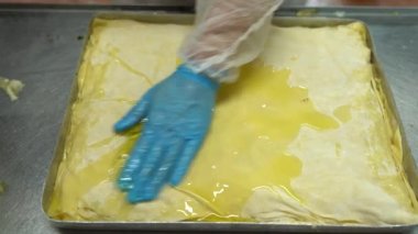 Geleneksel Türk yemekleri. Lezzetli Türk yemekleri; tepsi pastası; (Türkçe adı; Su boregi) Burek. Su Boregi 'yi yemek fabrikasında pişirmenin aşamaları. Yüksek kalite 4K video çekimi.