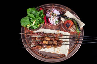 Karaciğer kebabı, Adana 'nın özel zevklerinden biri. Sokak aromalı. Şiş üstünde ızgara sığır ciğeri, teriyaki ya da soya sosuyla. Ciger kebabı, masa, şiş üstünde ciğer..