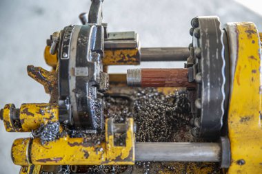 Demir boru kesme makinesi. Teknisyen Grooved Steel piposu. Yangın söndürme borusu kanalları fıskiye sistemi kurun. Demir parmaklıkları kesen işçiler