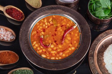 Sofrada Türk yemeği pişmiş fasulye pilavı (koyu mavi fasulye ve pirinç). Manzaralı yerel geleneksel gıda konsepti. Türk yemekleri; kuru fasulye (kuru fasulye)).