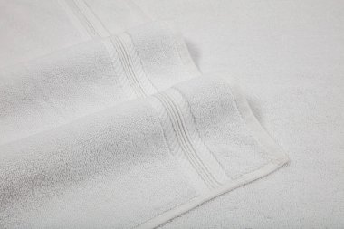 Beyaz Banyo Havlusu Üst Görünümü% 100 Cotton Terry Havluları Beyaz Arkaplan ile izole edildi. Yeni Hotel Spa Cotton Soft Güzel Tasarım Banyo Havluları. Emici Terry Hand Havlu Üst Görünüm 1 Yan Katlandı.